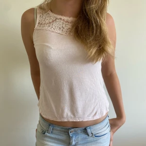 Rosa linne  - Jäääävligt snyggt linne med spets. Nära på att jag behöll den men jag är så generös så jag säljer den till er 😁😱