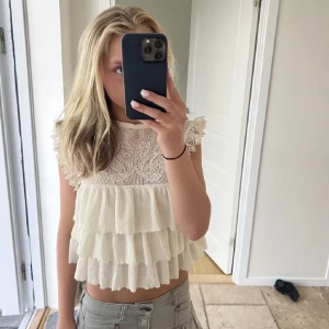 Topp  - Superfin topp från zara, liten defekt annars som ny!  Storlek m, men passar mig som är Xs/s. Ompublicerar då tidigare köpare slutade svara!