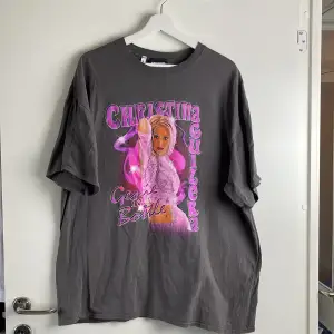 Christina Aguilera t-shirt från reclaimed vintage i storlek XL. Använd kanske 3 gånger. Bra skick. 
