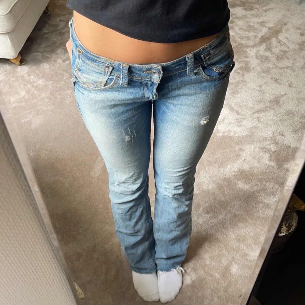 Supersnygga lågmidjade jeans❤️midjemått: 40 cm rakt över,  innerbenslängd: 83 cm Tryck inte på köp nu!!! Kontakta mig istället. Jeans & Byxor.