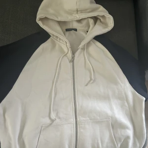 Brandy Melville kofta - Säljer denna sjukt fina lite oversized och mysiga kofta från brandy melville då den inte kommit till användning. Den är i mycket bra skick och det är inte fläckar på koftan utan det är min spegel som är lite smutsig. OBS den är väldigt tjock