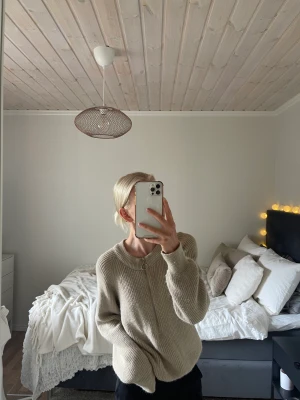 Brun Stickad Tröja - Brun stickad tröja med dragkedja från Nakd. Använd en gång. Den är lite stor i storleken då jag vanligtvis har xs eller s i tröjor. 