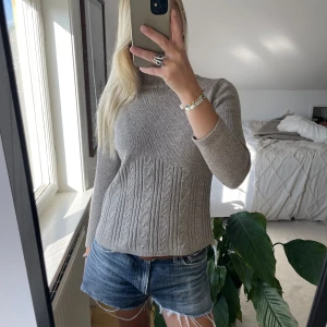 Stickad tröja - En fin stickad tröja med lite krage💗Den är grå-brun skulle jag säga!