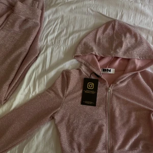 Rosa glittrigt set - Säljer detta rosa glittriga det från Dennis Maglic.  Stretchig i materialet 🩷 Helt oanvänd, prislapp kvar 🩷 