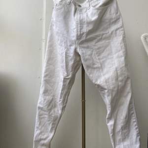 Vita breda jeans, bild på några fläckar, kanske går att få bort. Storlek s-m 