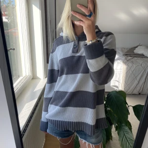 Stickad hoodie - En randig overaized stickad hoodie! I bra skick och mycket unik💗