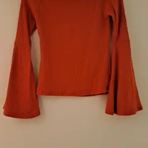 En orange aprikos tröja från bikbok i storlek S med trumpet ärmar. Färgen syns bäst på andra bilden, hör av dig vid frågor😊