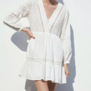 Zara klänning - Använd en gång! Minns ej nypris säljer för 250kr💘 skriv om du undrar nåt