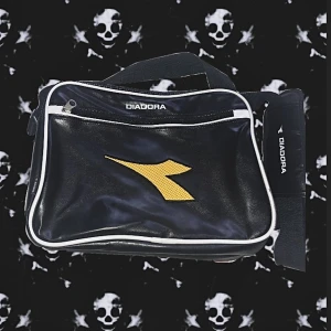 Diadora väska  - jätte snygg diadora väska inga defekter alls!!! Kom privat för mer bilder 💯💋