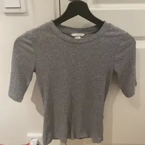 Säljer denna basic grå tröja som man kan lätt matcha med några svarta jeans. Säljer pågrund av att de inte kommer till användning. 