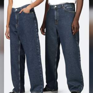 Jätte snygga mörkblå baggy jeans från junkyard. Varan har lite defekter ner till vid hälarna. Nypris är 700kr!🫶🏼