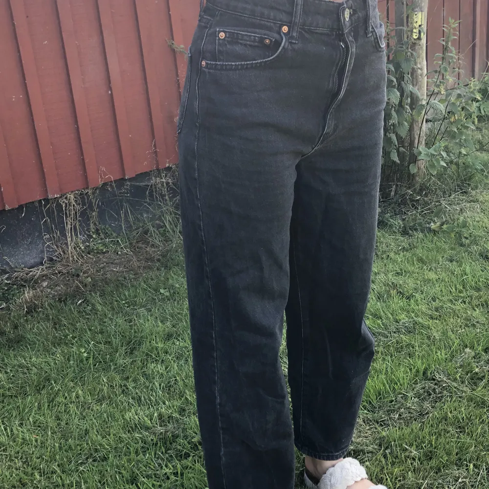 Högmidjade svarta jeans från Gina Tricot, Stl 36. Säljer för att de är för korta i min smak. Pris kan diskuteras.. Jeans & Byxor.
