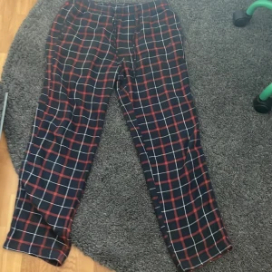 Pyjamasbyxor - Pyjamasbyxor med färgerna vitt svart och rött.