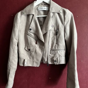 Jacka  - Jacka från IVYREVEL by Kenza   Rosa beige färg. Mocka tror jag det är. Sitter fint på, använd en gång. 