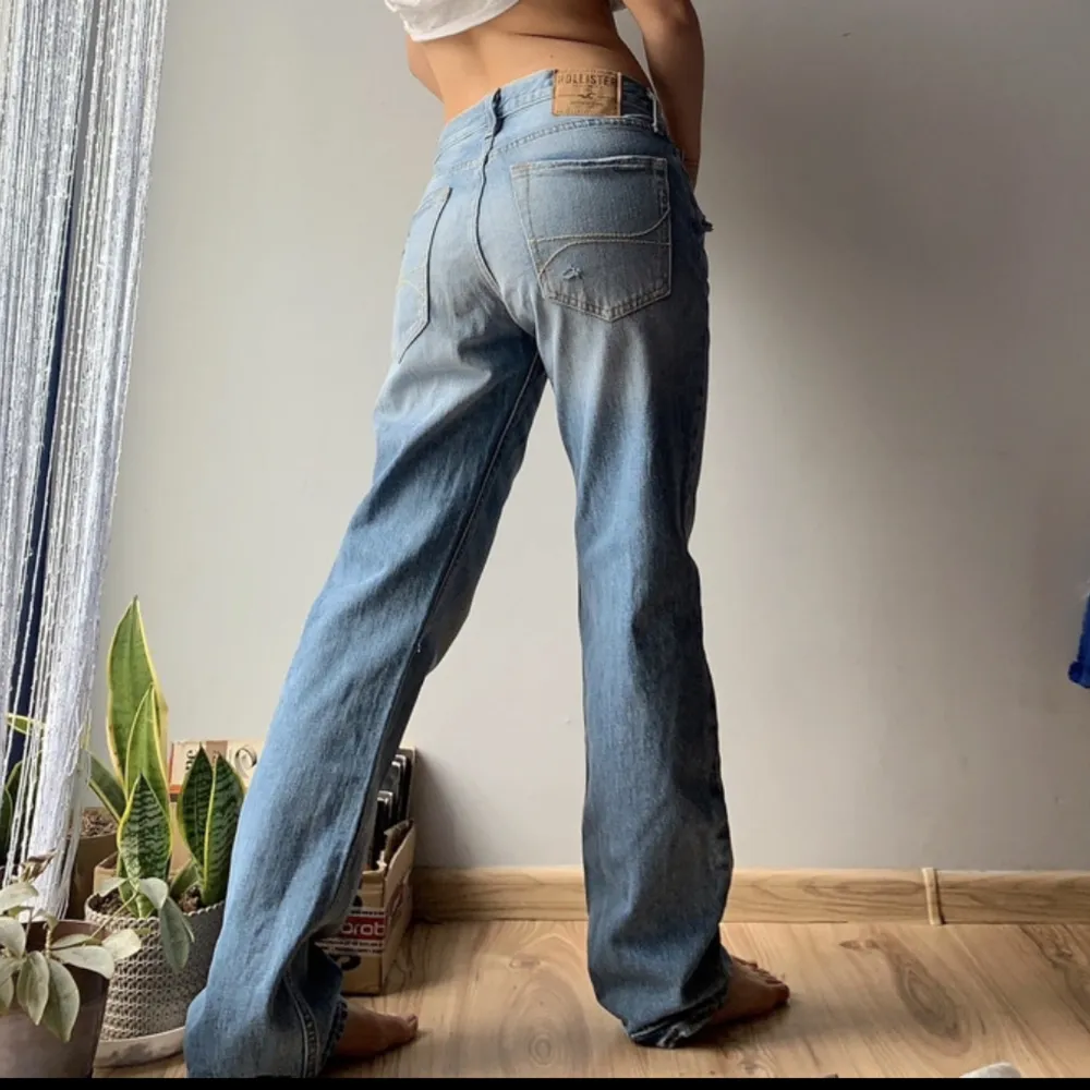 Jättefina, knappt använda hollister jeans som sitter ganska baggy med slitningar. Raka i benen. Jeans & Byxor.