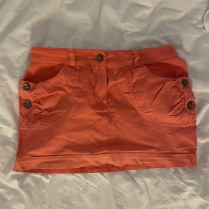 Snygg rosa kjol - Jättefin rosa/ korallfärgad kjol som var för stor på mig. Storlek M. 