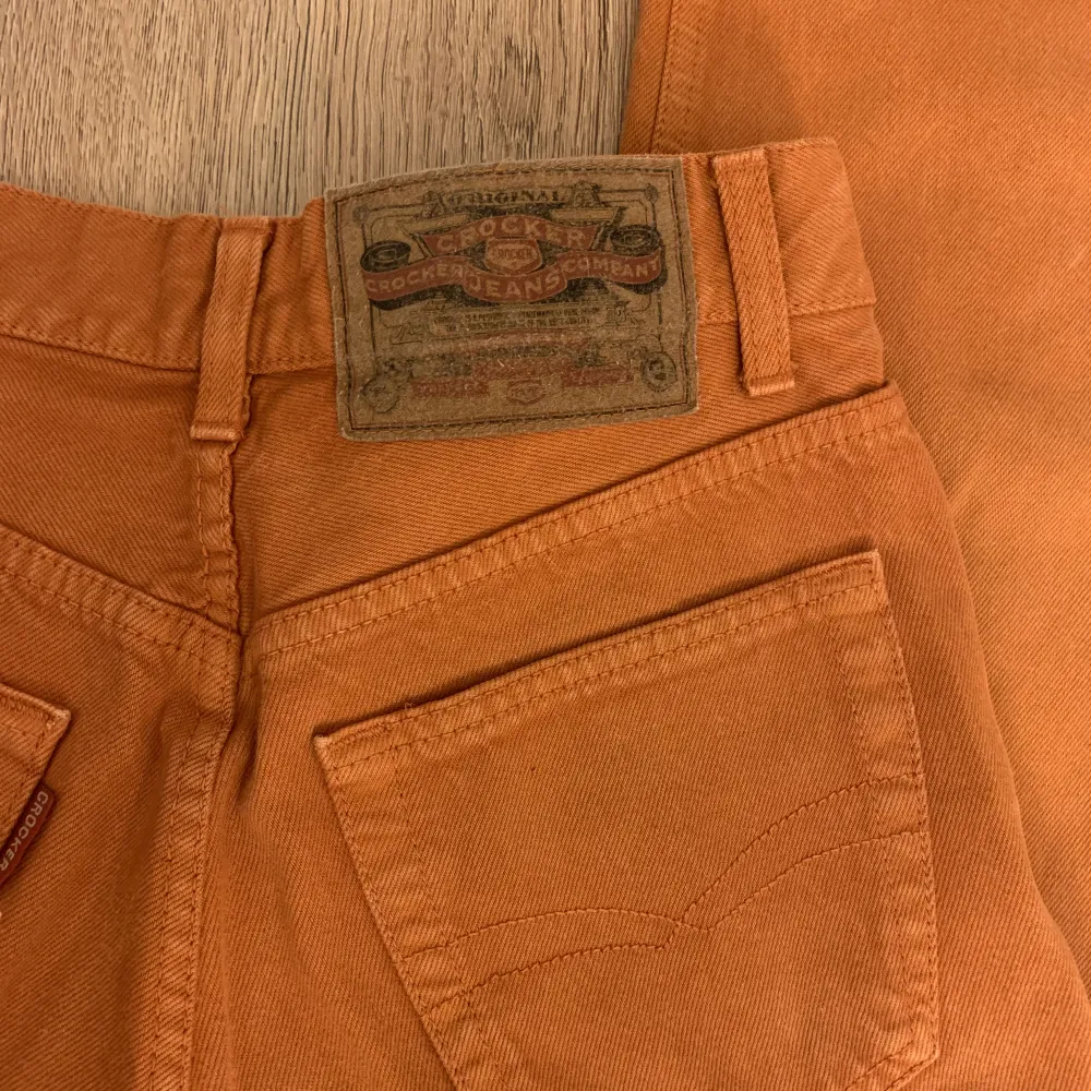Skitcoola orangea crocker jeans!!🫶🏼 Innerbenslängd- 72. Jeans & Byxor.