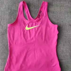 Träningslinne från Nike pro. I mycket bra skick. Aldrig använts endast provad. 