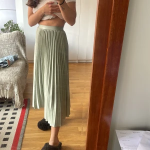 Grön långkjol - Använd fåtal gånger, köpt secondhand 