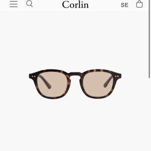 Säljer mina jätte fina solglasögon från corlin i modellen Todd! Knappt använda. Skriv för mer bilder/prisförslag 
