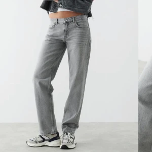 Gina low straight jeans - Säljer för att ja tyvärr har växt ur dom, dom är i bra felfritt skick, köpta för 500<3