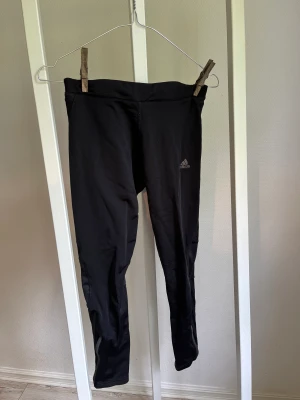 Aridas träningstights  - Säljer ett par svarta termo träningstights från Adidas i storlek S, använda men i gott skick💕