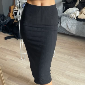 Pennkjol från Gina tricot  - Svart pennkjol från gina tricot med slits i storlek xs