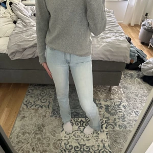 Jeans  - Säljer dessa mid-Waist jeansen som har slits nere vid foten och som är köpta ifrån nelly