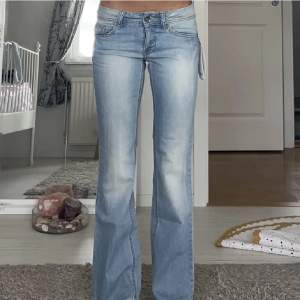 Sjukt fina lågmidjade jeans från esprit som tyvärr är för små. Bilden är lånad från förra säljaren. Midja:74 cm Innerben: 82cm 