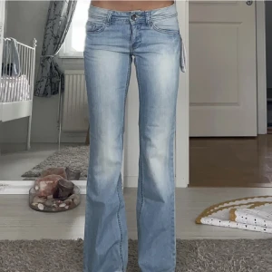 Lågmidjade jeans - Sjukt fina lågmidjade jeans från esprit som tyvärr är för små. Bilden är lånad från förra säljaren. Midja:74 cm Innerben: 82cm 