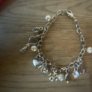 Jättefint berlock armband  - Superbra skick, knappt el  aldrig använts  strechigt armband så passar de flesta e