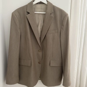 Djerf Avenue Blazer - Säljer denna fina Blazer från Djerf Avenue då den inte kommer till användning längre. Blazern är i strl M och färgen Oat. Modellen heter Forever Blazer 🤎