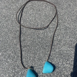 Snö of Sweden halsband  - Halsband från snö of sweden. Du kan snurrade och klä upp den hur du vill