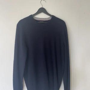 Massimo dutti rundhalsad tröja - Säljer min marin blå Massimo dutti stickade tröja. Materialet är kashmir och bomull. Tröjan är nästan oanvänd skick (8/10)