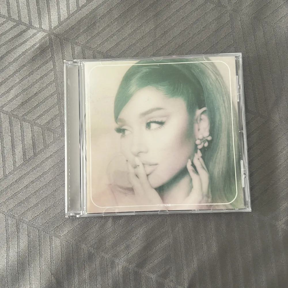 Säljer den här Ariana Grande positions cd helt ny inte så använd. Säljer den för 100kr plus frakt! . Accessoarer.