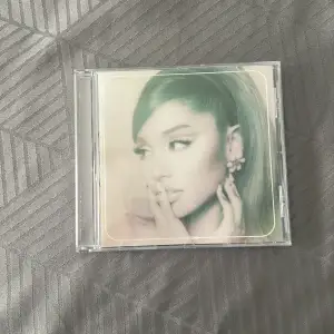 Säljer den här Ariana Grande positions cd helt ny inte så använd. Säljer den för 100kr plus frakt! 