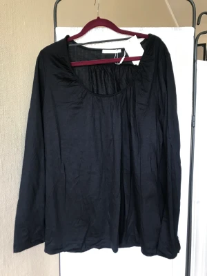 Svart tröja  - 50% bomull, 50% modal. Hämtas i Huddinge. 