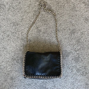 Kedjeväska - Säljer den ursnygga kedjeväska från märket tiamo, köpte den i slutet av sommaren förra året och har använt den Max 2 ggr💕inga defekter alls, köptes för 500💕