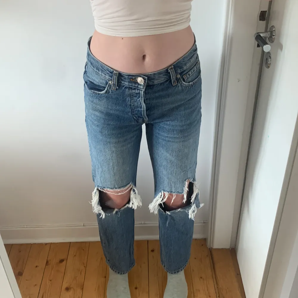 Det här är ett par näst till oanvända jeans från Gina. De har fem knappar ist för dragkedjan. . Jeans & Byxor.