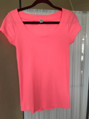 Neonrosa topp - Perfekt skick, hämtas i Huddinge. Storlek 8 UK = EUR 34