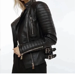 Skinnjacka - En fin svart skinnjacka jag köpt på missäy för 500, eftersom jag använt 4-5 gånger så säljer jag den för 300. Annars kan pris diskuteras.