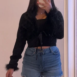 Svart fluffig kofta - Så himla gullig och fluffig kofta i jättefint skick! Passar stl xxs-m.