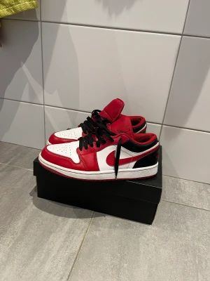 Jordan 1 bulls - Ett par Jordan 1 low, box finns köpta för 1 år sedan på Nike appen, storlek 42,5 skick 8/10 de är utslitna på baksidan av skon och har ett par färg prickar men inget man märker nypris 1500, äkthets bevis finns, bara att skicka vid frågor. Pris kan diskute