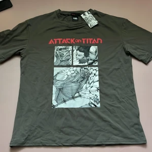 Attack on titan tröja - Helt ny köpt och bara använt en gång. Helt fläck fri och är ej sönder. Har fortfarande kvar lappen från när den köptes. Klicka på köp om du vill köpa, kontakta om du har frågor. 