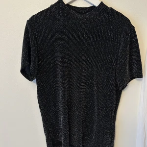 Såå cool och snygg partytopp! 😍💃🌠 - Superfint skick! Glittrar så fint! Perfekt till en utekväll! 🤩😍💃🌠