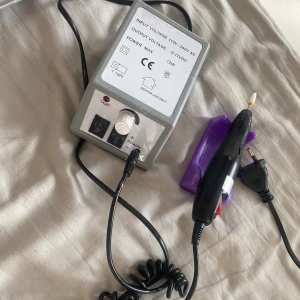 Nagel elfil - sjukt bra elfil, man får med ett litet stöd till den som man lägger själva filen i.  man kan ställa in vilket håll den ska gå och hur snabbt den ska gå funkar jätte bra den är stark oxå❤️❤️