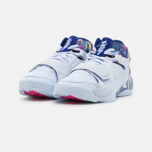 Basketskor  - Säljer mina basket skor det är ett par Jordan  zion 2s i storlek 39. köpte dom för 1300 har haft dom i några månader men dom är i bra skick kan finnas några repor men annars är dom helt perfekta skick säljer dom för dom är för små!  😁pris kan diskuteras ❤️