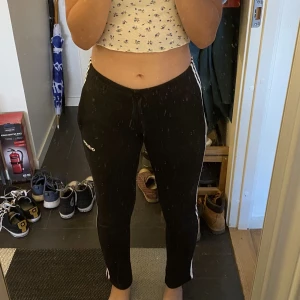 Lågmidjade adidas byxor - Ett par sköna mjuka lågmidjade Adidasbyxor. Frakt ingår inte och jag kan mötas upp i Stockholm! 🫶🏽💕