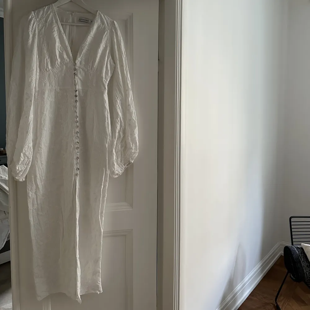 Säljer min vita Positano Dress i storlek 38. Endast använd nu på midsommar och var tyvärr fel storlek på mig. . Klänningar.