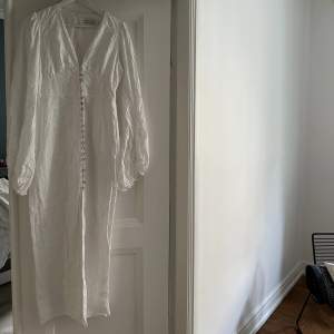 Säljer min vita Positano Dress i storlek 38. Endast använd nu på midsommar och var tyvärr fel storlek på mig. 